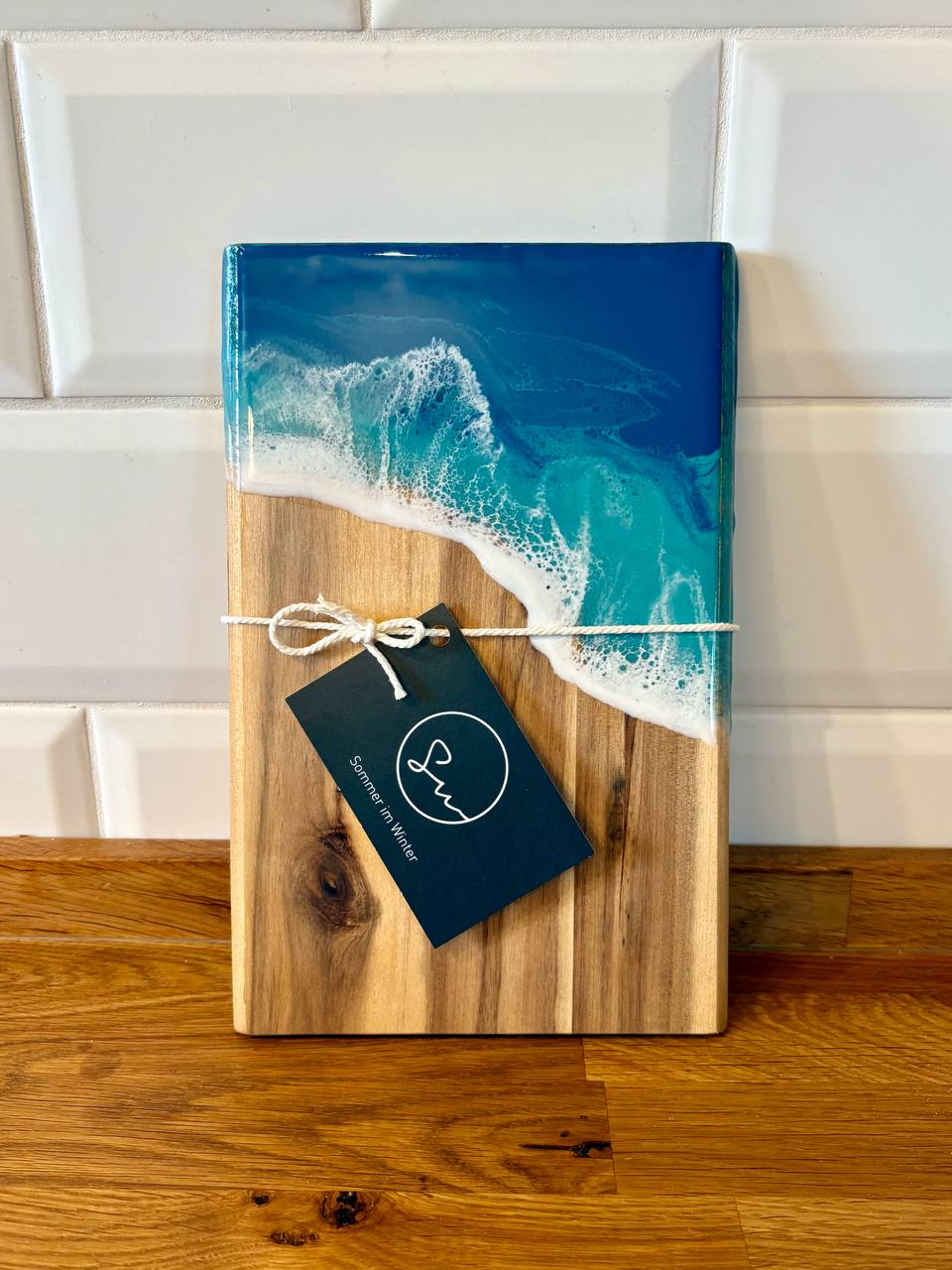 Epoxidharz-Arbeit auf Holzbrett