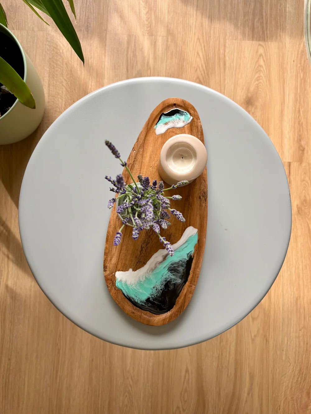 Dekoratives Holztablett mit Epoxidharz, Kerze und Lavendel