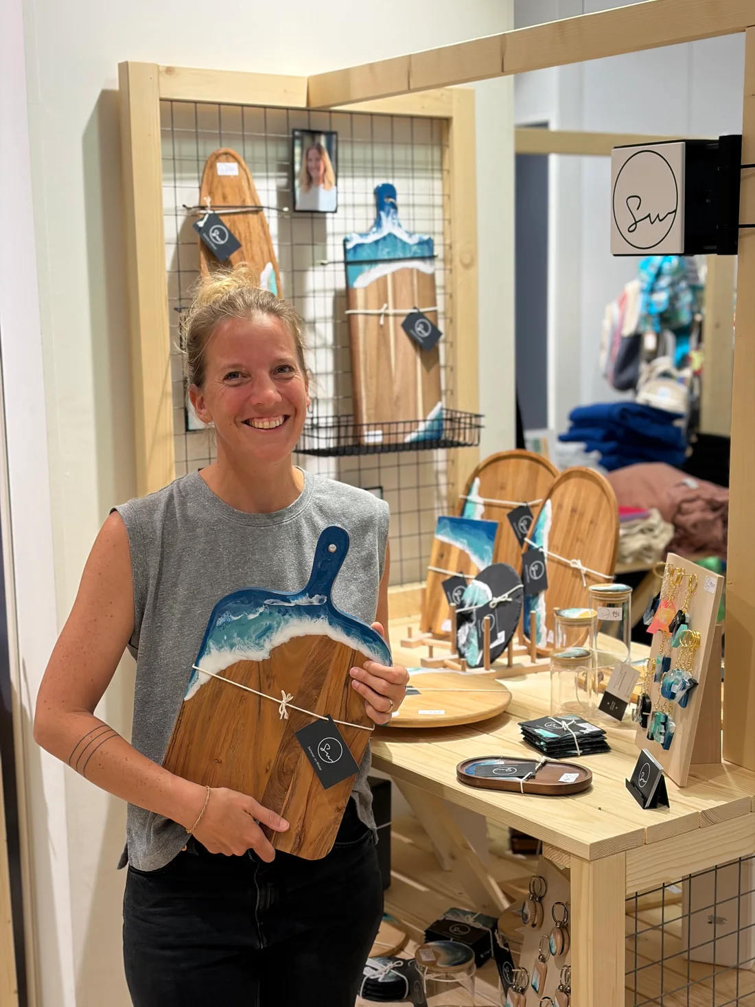 Julia mit einem ihrer handgefertigten Ocean-Bretter an ihrem Verkaufsstand