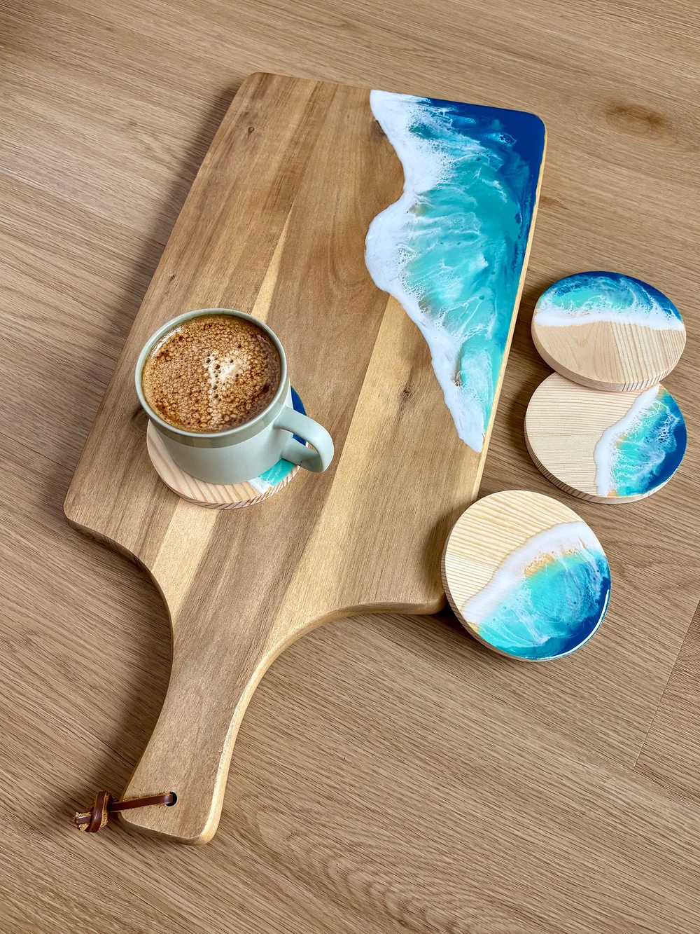 Kaffeetasse und runde Untersetzer im Ocean-Design