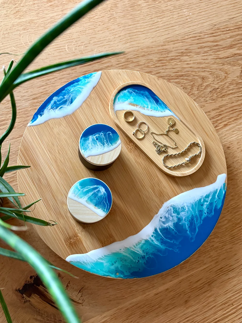 Aufeinander abgestimmte Holzaccessoires mit blauer Meeresoptik